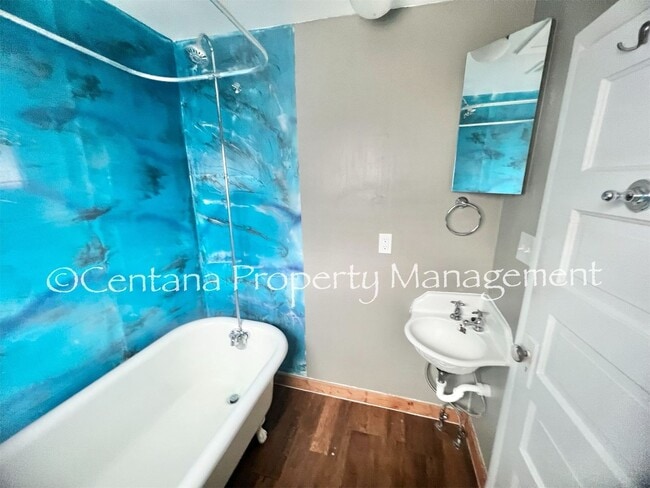 Building Photo - 611 E 6th St