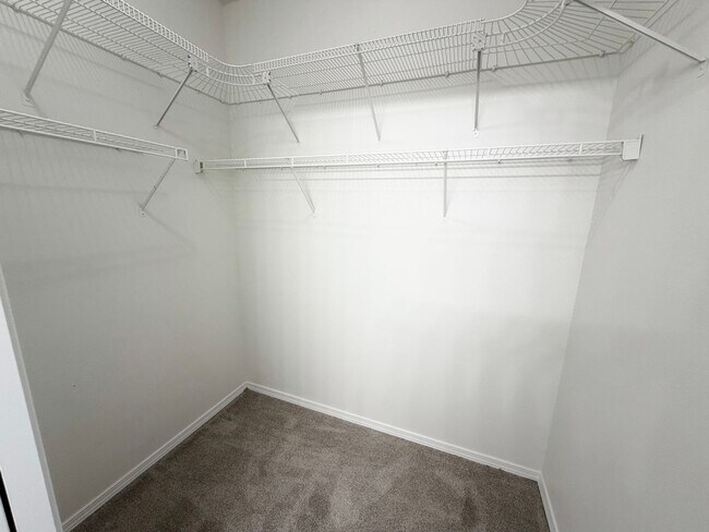 Building Photo - Light & Bright End Unit Condo!