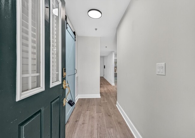 Building Photo - Modern Comfort in the Heart of Johns Island