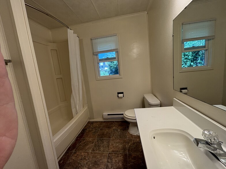 Tub/shower combination - 5161 NE 5th St