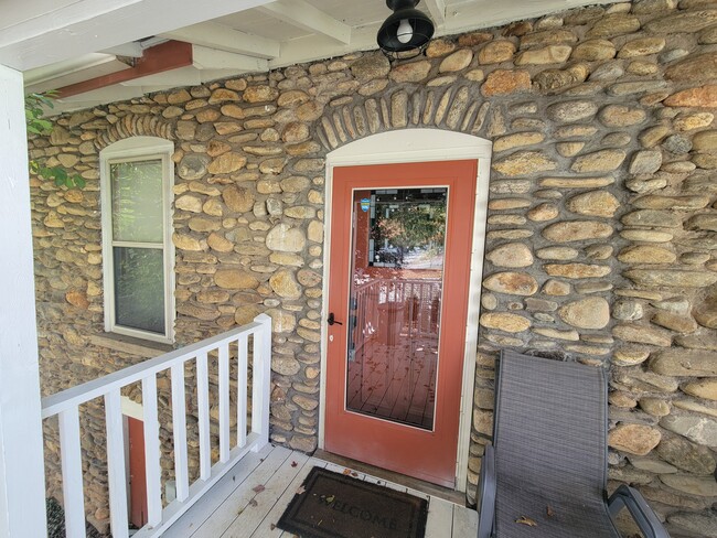 Building Photo - 33 Pigeon St