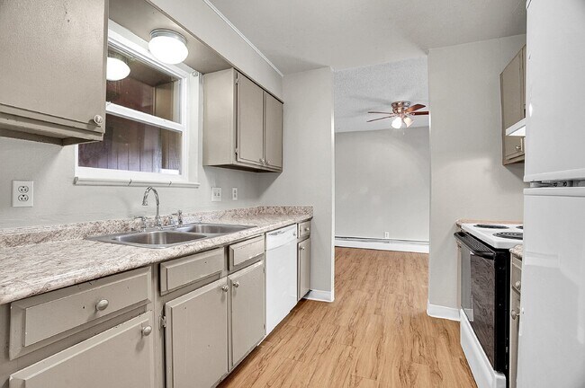 Building Photo - $1,395.00 - $500 OFF First Month's Rent - ...