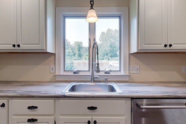 Building Photo - 10-12 Broadway St