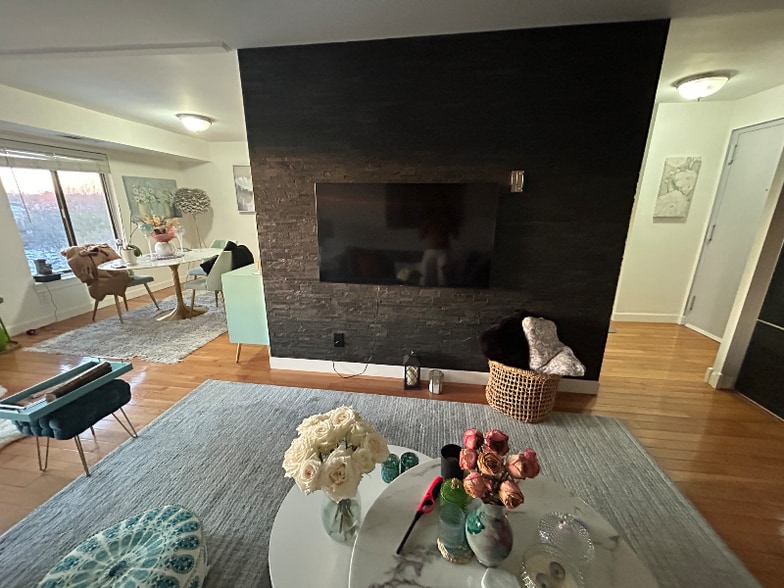 Building Photo - 2500 S Manchester St