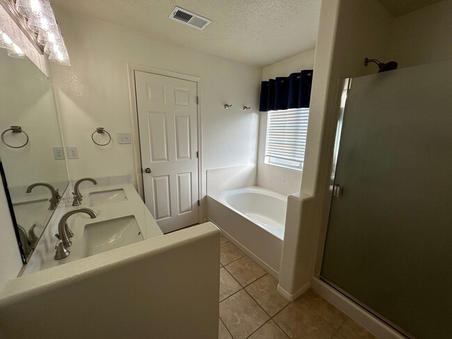 Building Photo - Move-In Special! $100 Off Per Month | 5 be...