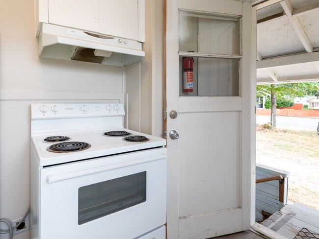 Building Photo - Cozy 2 bedroom, 1 bath now available in NE...