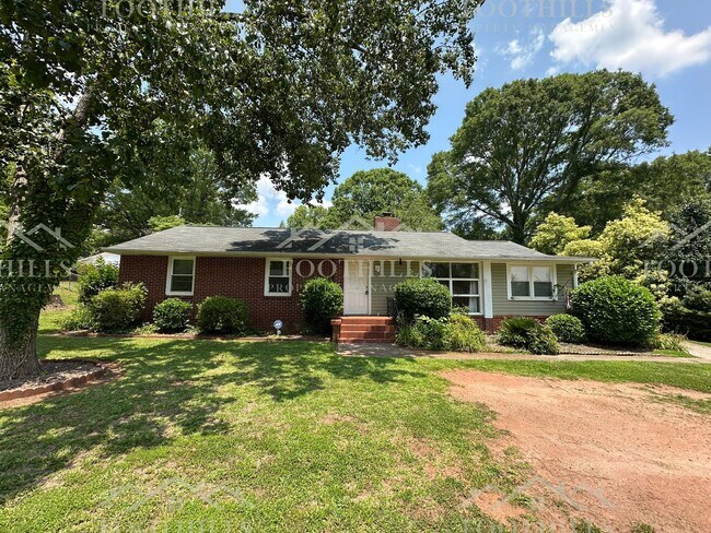 Building Photo - Live Steps Away from Anderson University –...