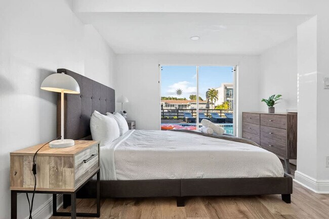 Building Photo - 2365 NE 195th St