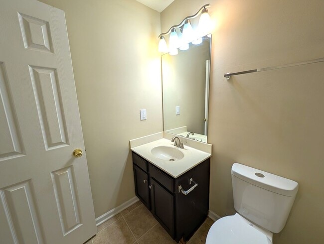 Building Photo - Charming, 2 Story End Unit Townhouse located in the Glenlea Park Community!