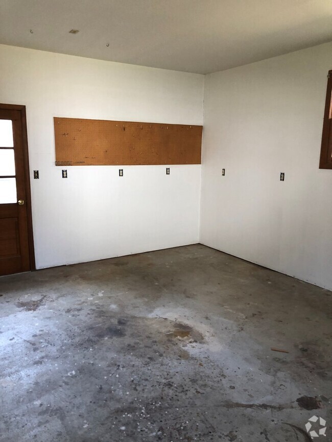Building Photo - Available soon! 3 Bedroom / 2 Bathroom Hou...