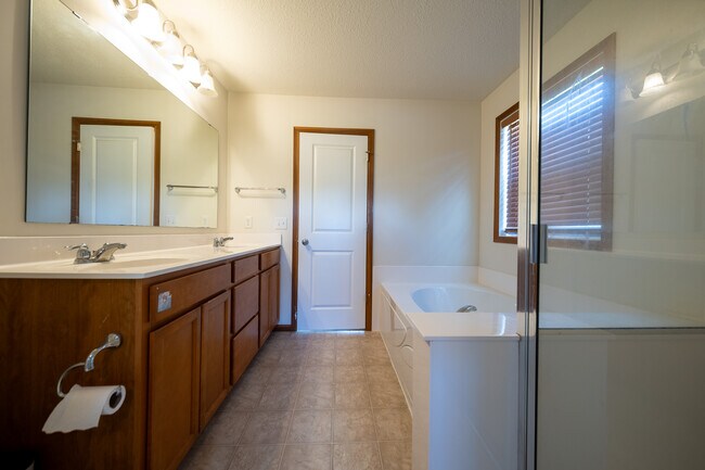 Building Photo - 1814 Spring Creek Dr