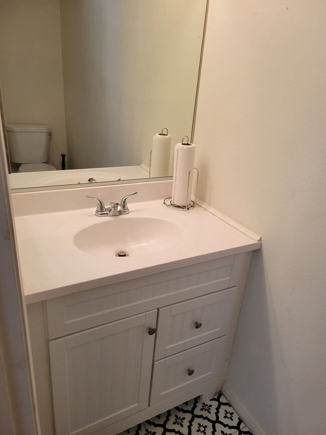 Building Photo - Plenty of Natural Light! Spacious Townhouse conveniently across Dominguez Hills!