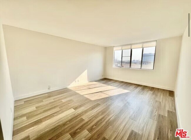 Building Photo - 468 S Roxbury Dr
