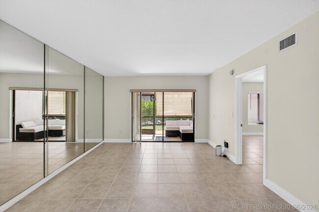 Building Photo - 351 Club Cir