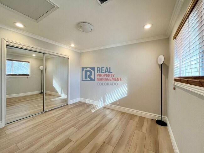 Building Photo - 1529 S Sable Blvd