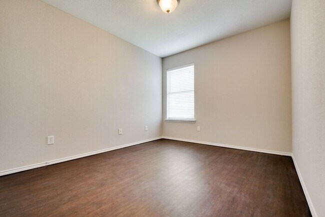 Building Photo - No App Fee. $500 off 1st months rent with ...
