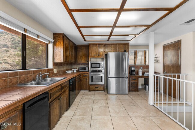 Building Photo - 1055 Lakeview Dr