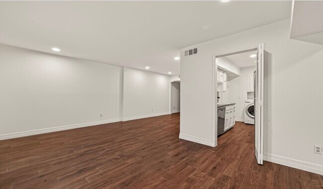 Building Photo - 482 N Post Oak Ln