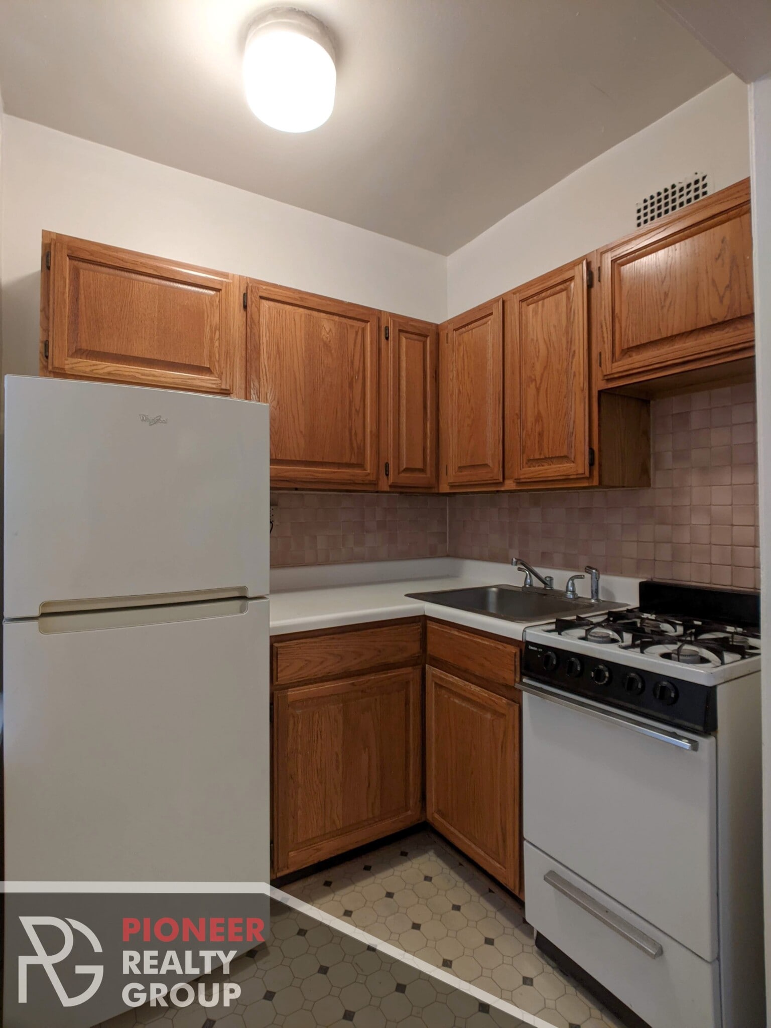 Building Photo - 711 W Belmont Ave