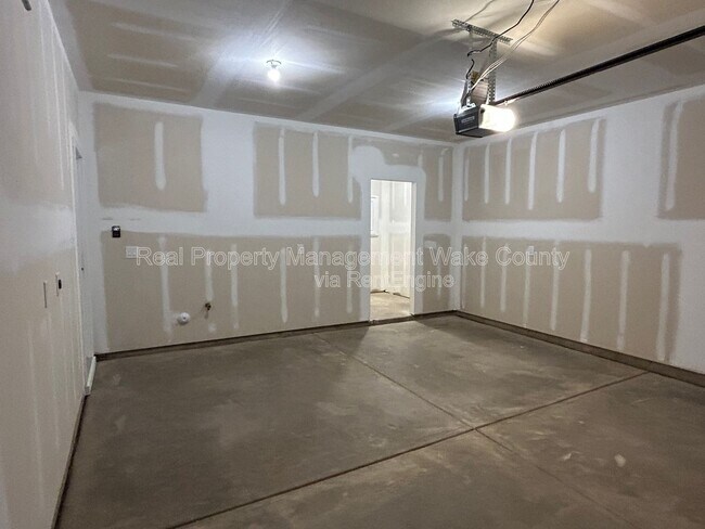 Building Photo - 2795 Cassius Dr