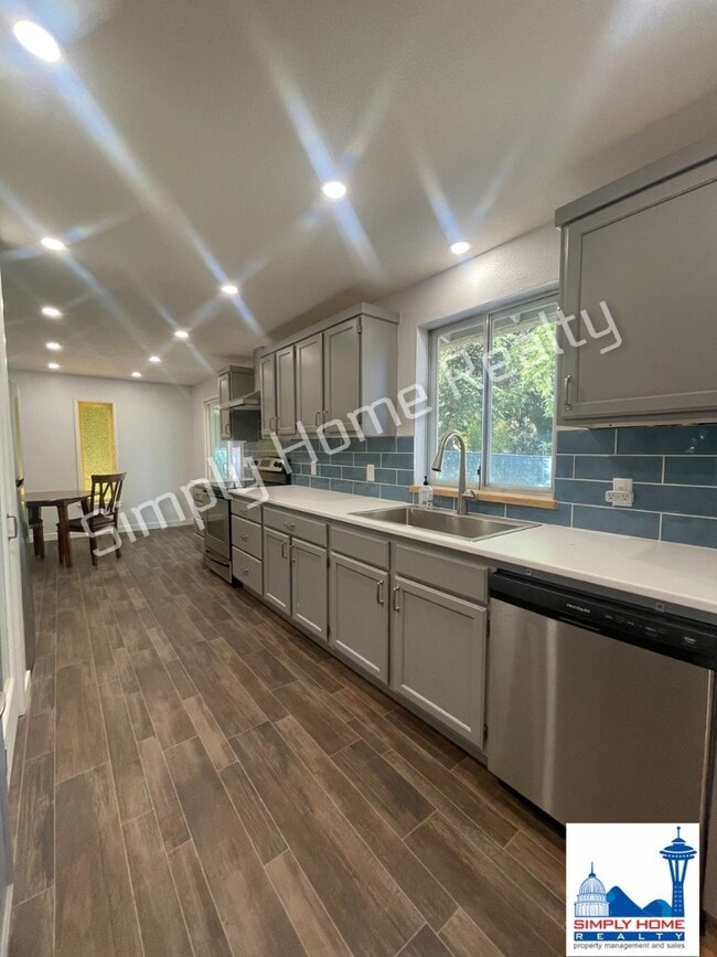 Building Photo - Private Cul-de-Sac Gem with Spacious Backyard!