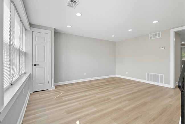 Building Photo - 2445 Harriet Ave