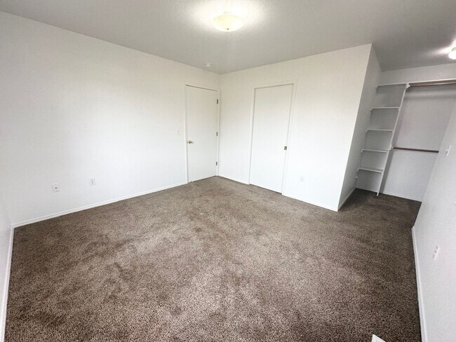 Building Photo - Bright & Stylish Upstairs Apartment!