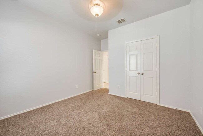 Building Photo - Gorgeous 3 Bed, 2 full bath gem located in the heart of the sought-after Chadwick Farms