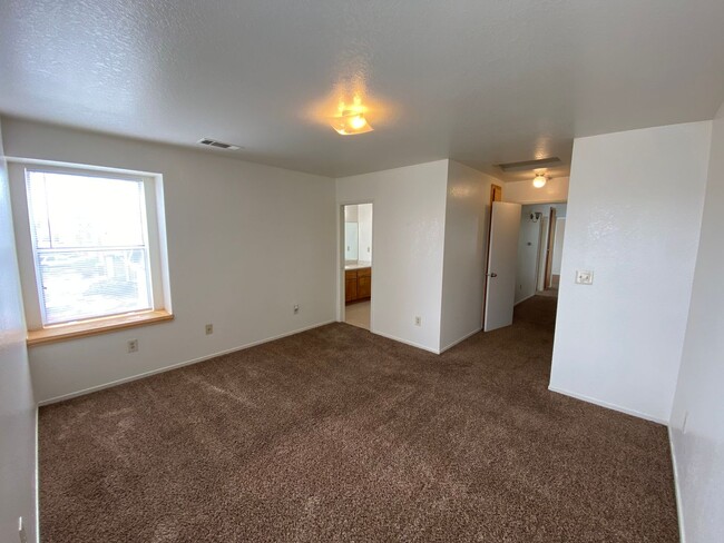 Building Photo - Charming 3 Bed/2.5 Bath on Packwood coming...