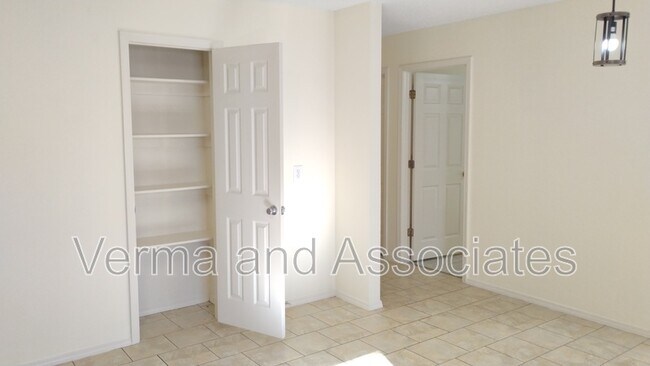 Building Photo - 44 Holly Dr