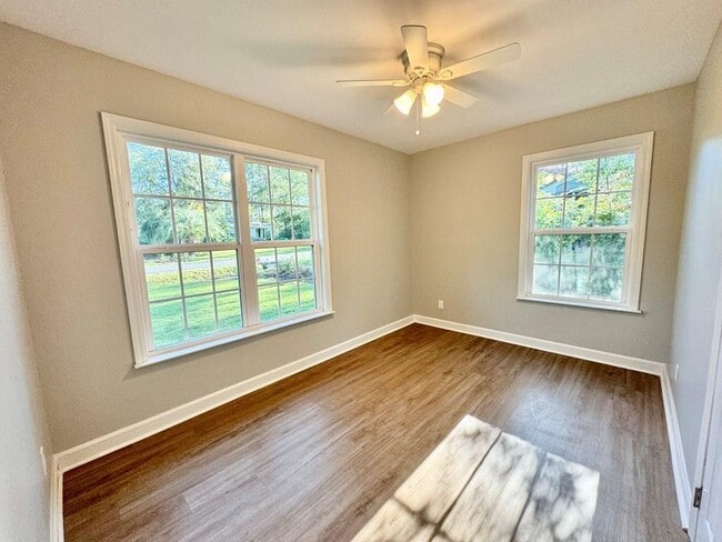 Building Photo - 413 Canna Dr