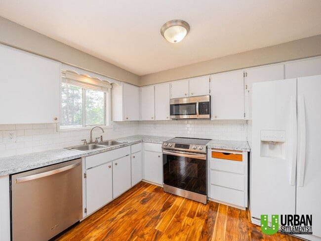 Building Photo - 4 bedroom 2 bath room house for rent in So...