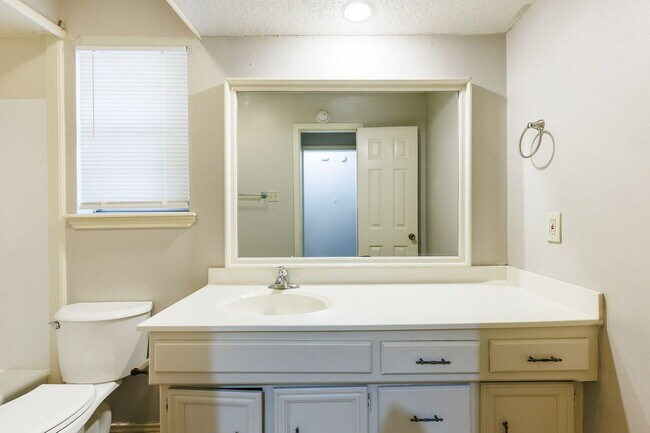 Building Photo - 2 Bedroom Duplex