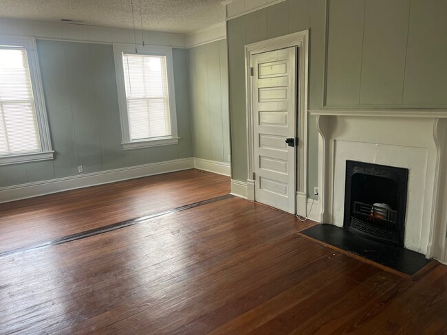 Building Photo - Charming 2-Bedroom Home in Prime Devine St...