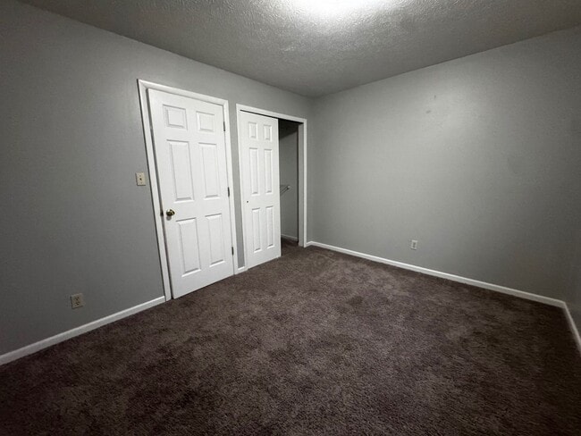 Building Photo - Charming 2-Bedroom Property in Prime Location