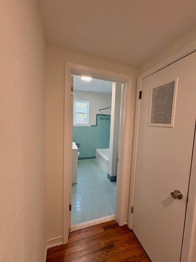 Building Photo - Fully Renovated Three Bedroom Condo in South Windermere - Off the Greenway!