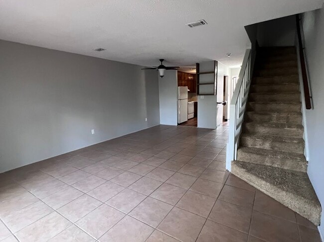 Building Photo - 2 Bedroom / 1 Full and 2 Half Bath -