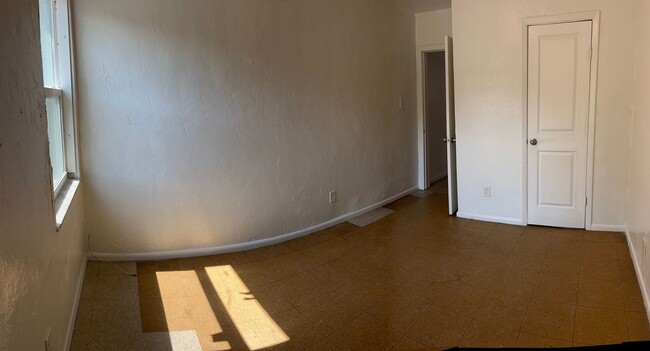 Building Photo - Cozy 2 Bedroom, 1 Bath Apartment in Charmi...