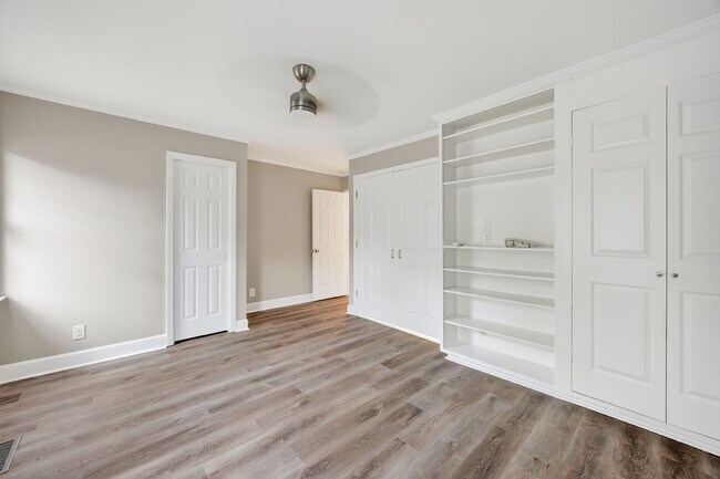 Building Photo - Two bedroom townhome in prime location!