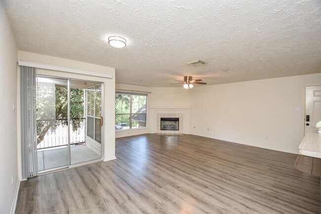 Building Photo - 8051 Bay Branch Dr