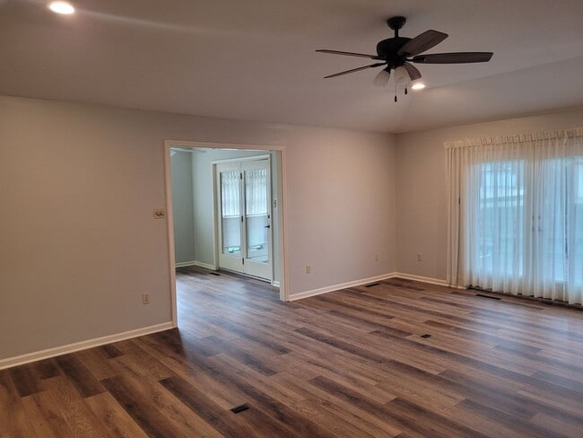 Building Photo - Country Club Villas-2 Bedroom 2 Bath Condo