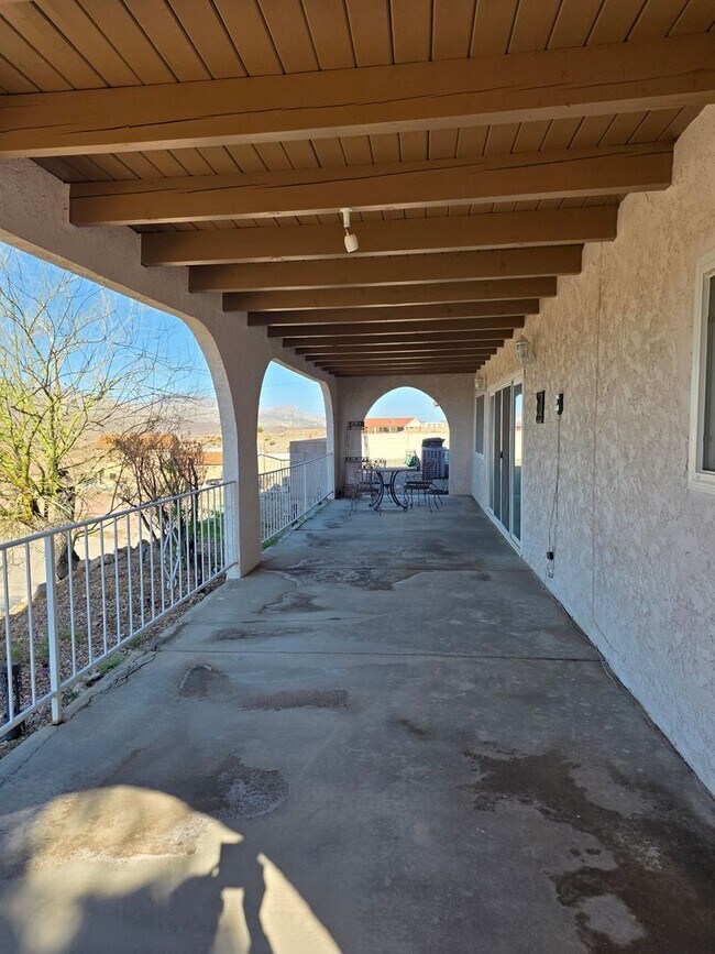 Building Photo - One of Kind 3 bed/2.5 bath home with 3 car attached garage located in BHC.