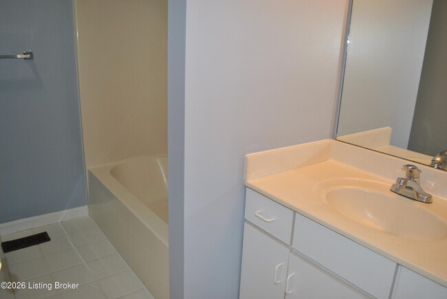 Building Photo - 4118 Hickoryview Dr