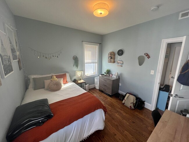 Building Photo - Very nice 3 bed 2 bath in Somerville... Don't miss out!