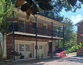 Building Photo - 402 Maple St