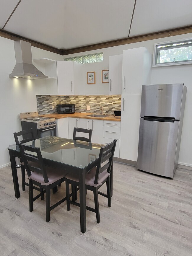 Building Photo - 1105 Palms Blvd