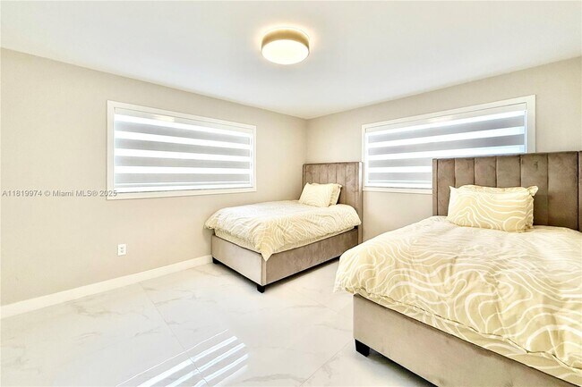 Building Photo - 4122 Collins Ave