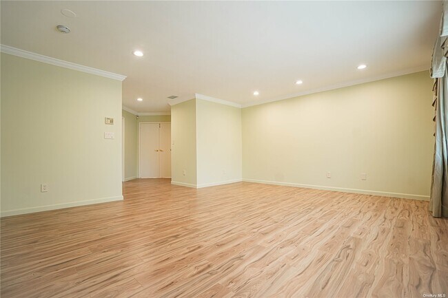 Building Photo - 30 Club Dr S