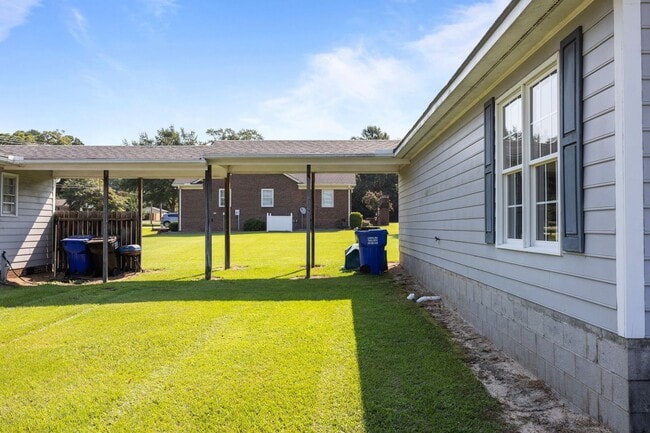 Building Photo - Two bedroom in Coats, NC!