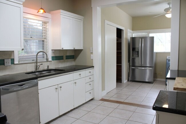 Building Photo - QUINTESSENTIAL ALAMO HEIGHTS COTTAGE